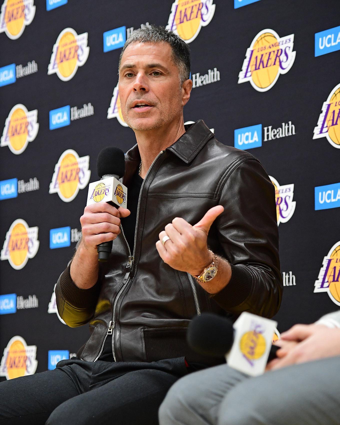 队记：湖人计划交易截止日前积极行动 会根据赛季初期的表现调整